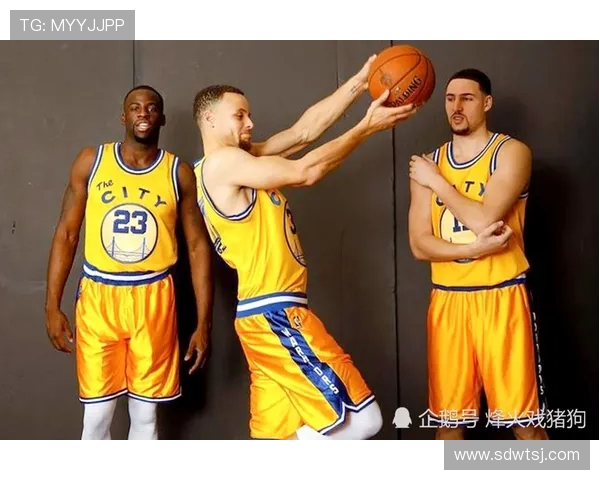 美媒晒照库里圣诞大战穿克莱汤普森球鞋致敬兄弟情深